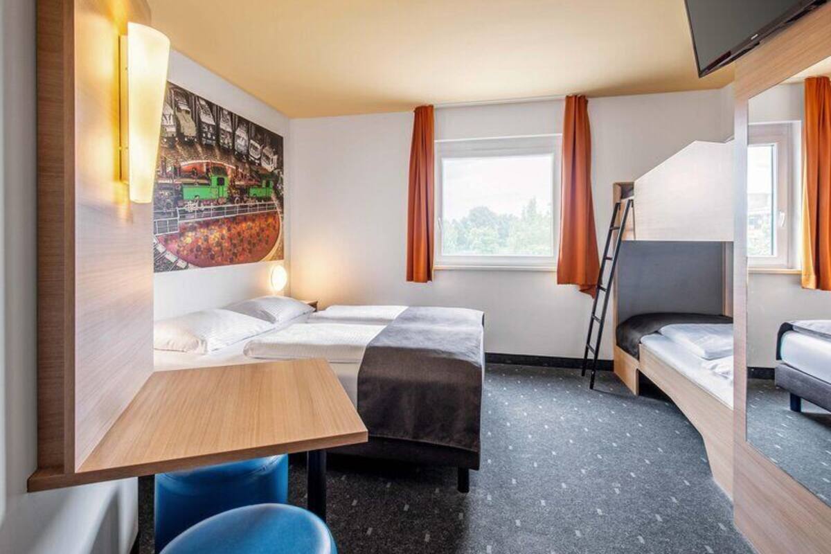Vierbettzimmer | Schreibtisch, schallisolierte Zimmer, kostenloses WLAN, Bettwäsche