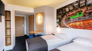 Desk, soundproofing, free WiFi, bed sheets