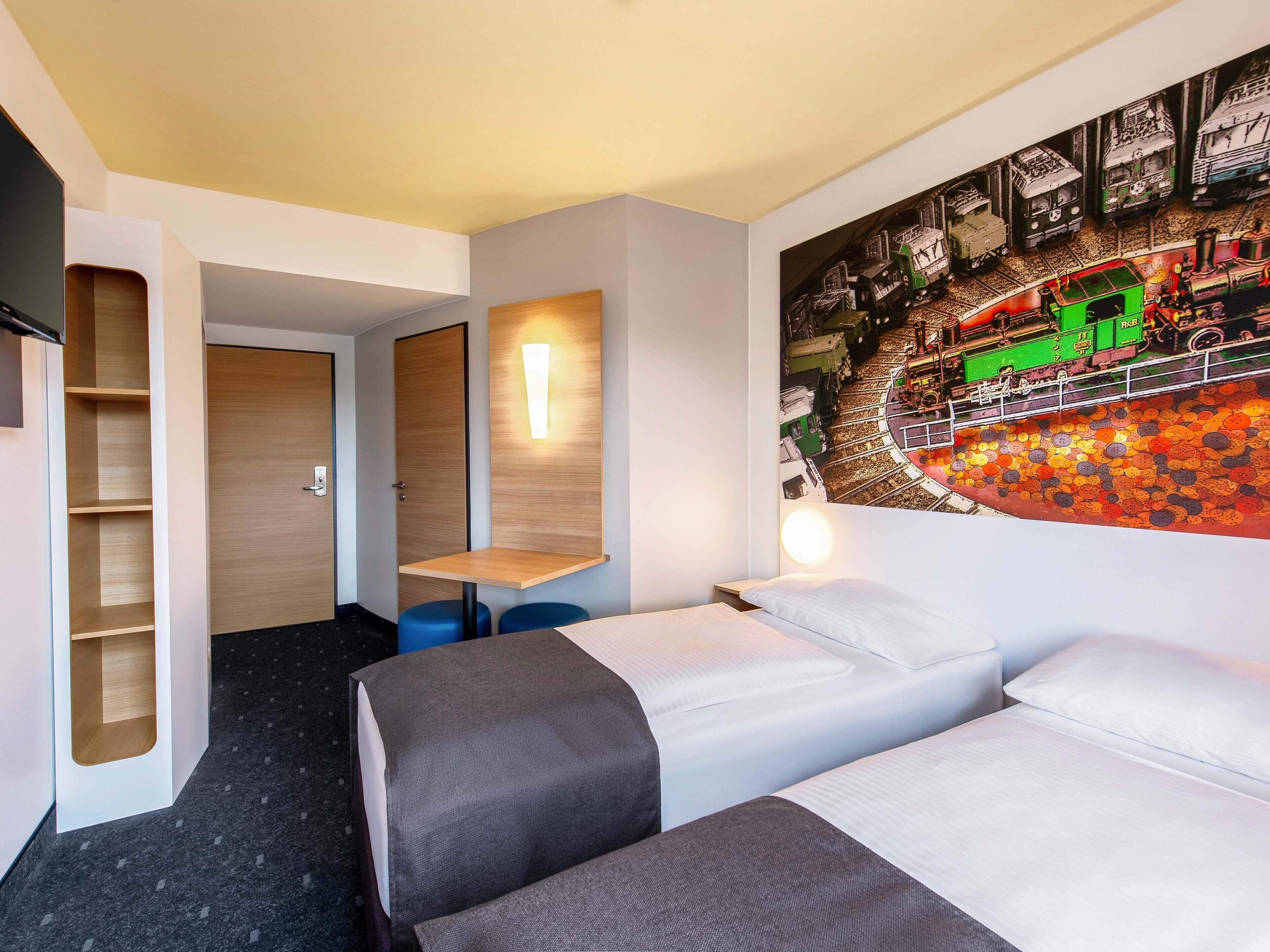 Desk, soundproofing, free WiFi, bed sheets