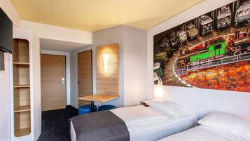 Desk, soundproofing, free WiFi, bed sheets