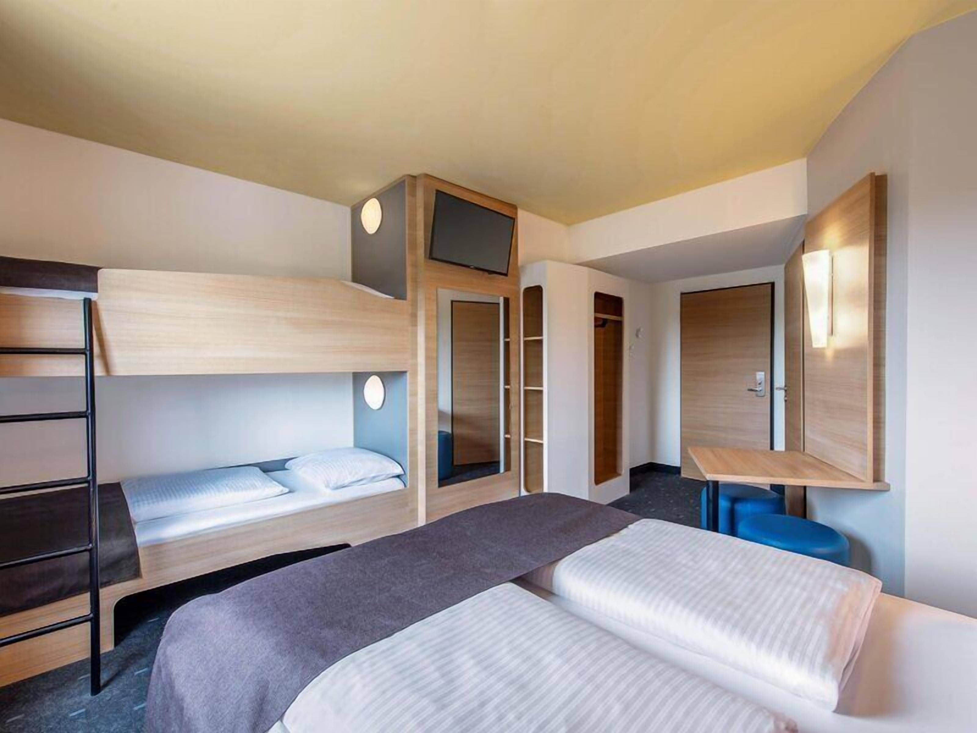 Vierbettzimmer | Schreibtisch, schallisolierte Zimmer, kostenloses WLAN, Bettwäsche
