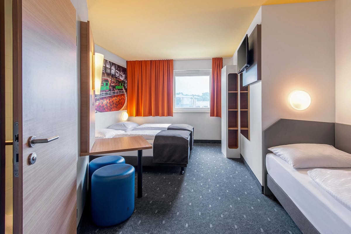 三人房 | 办公桌、隔音、免费 WiFi、床单