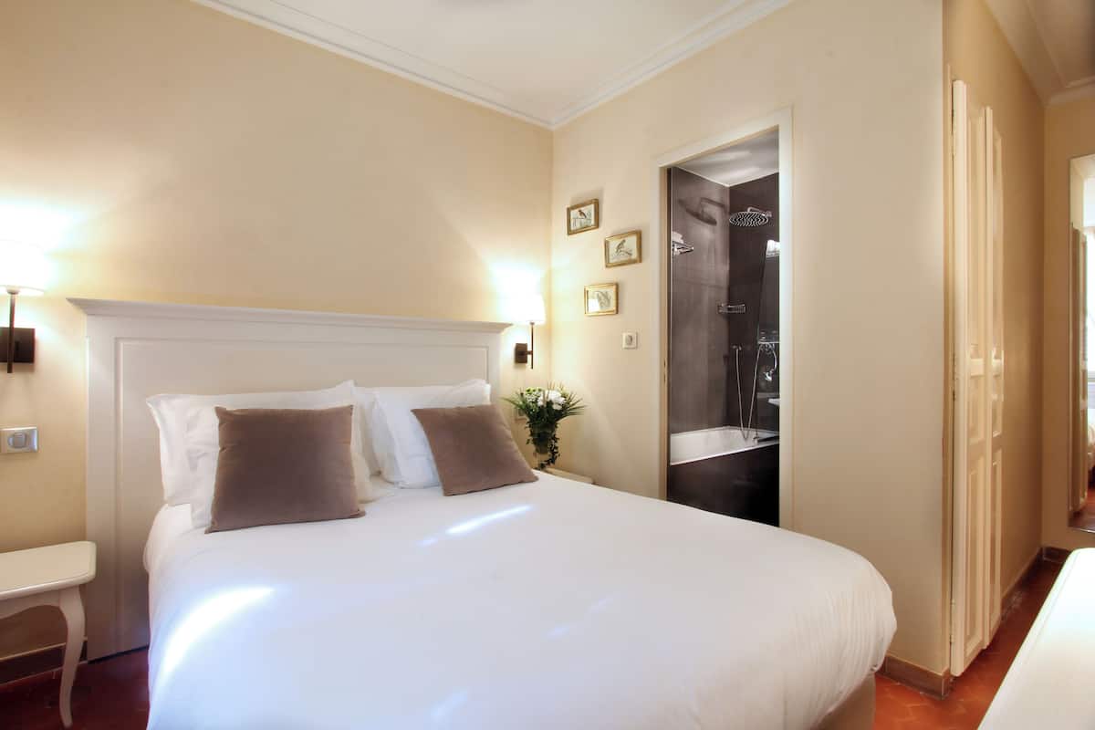 Habitación económica doble, 1 cama doble, bañera, vistas a la ciudad | 1 dormitorio, ropa de cama de alta calidad, escritorio
