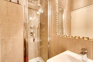 Economy tweepersoonskamer, 1 tweepersoonsbed, uitzicht op de stad | Badkamer | Gratis toiletartikelen, een haardroger, handdoeken, zeep