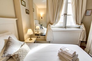 베이직 싱글룸, 싱글침대 1개, 에어컨, 시내 전망 | 1 개의 침실, 고급 침구, 책상, 다리미/다리미판