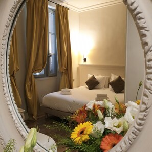 Superior Double Room, 1 King Bed, Refrigerator, Ground Floor - Les Quatre Dauphins (Aix-en-Provence)