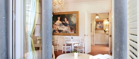 TĂ€gliches kontinentales FrĂŒhstĂŒck (15 EUR pro Person)