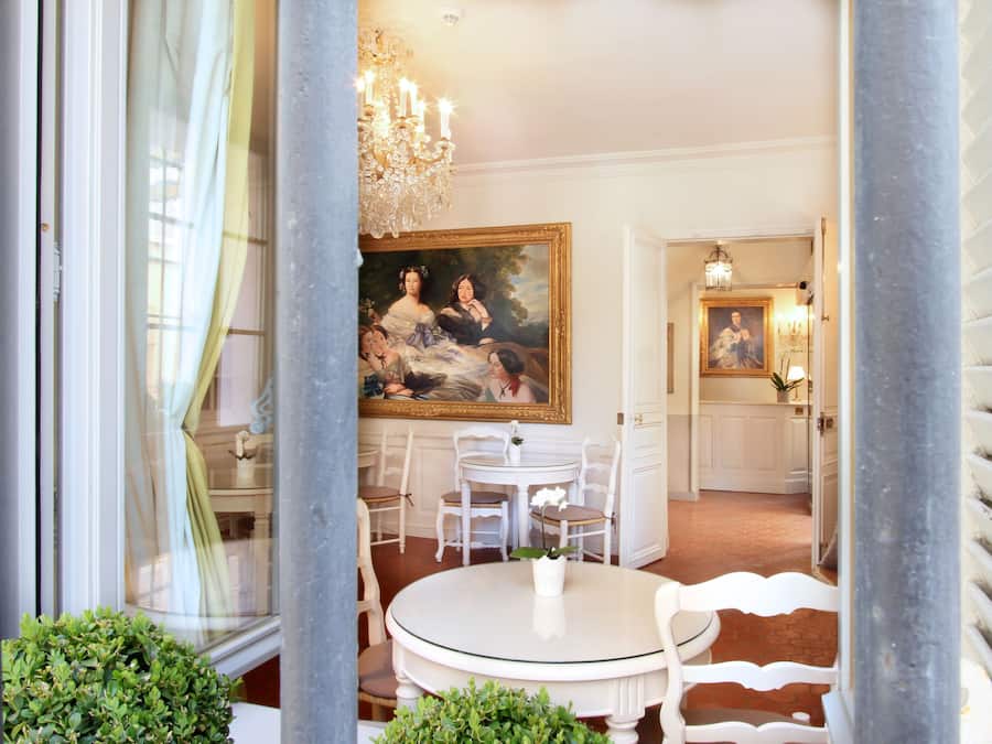 Daily continental breakfast (EUR 15 per person)