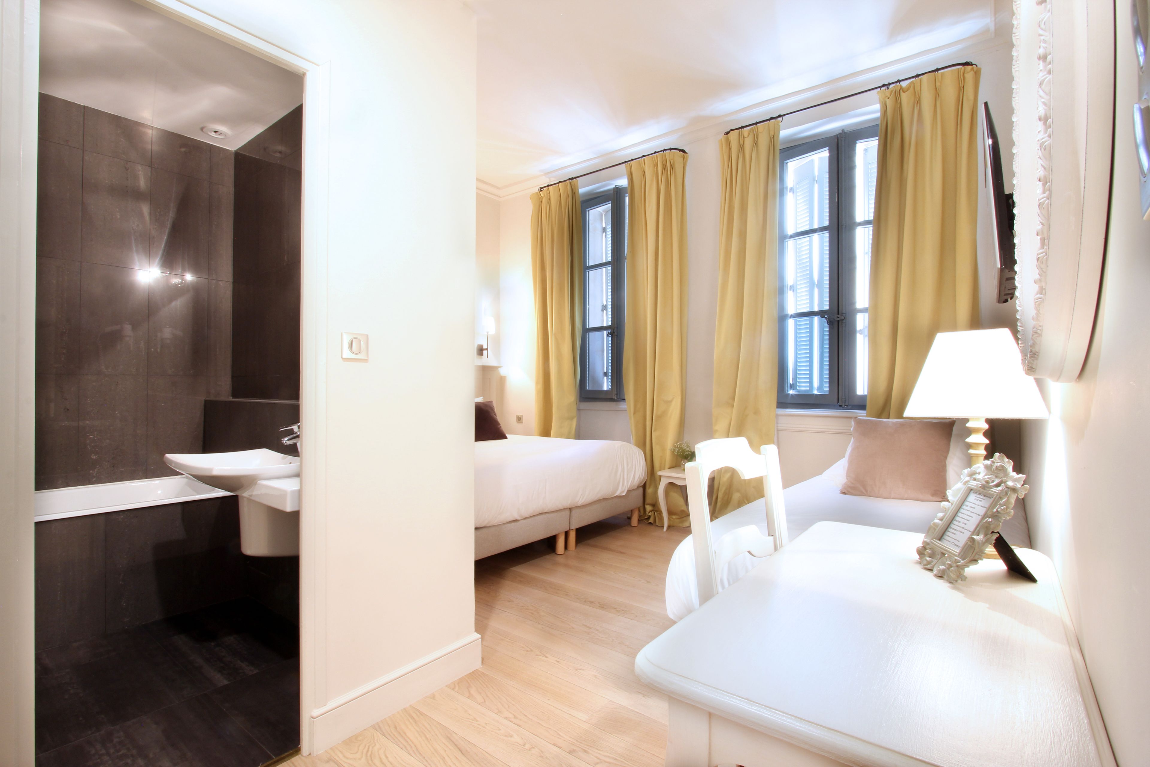 superior double room, 1 king bed, refrigerator, ground floor | 1 bedroom, premium bedding, desk, iron/ironing board