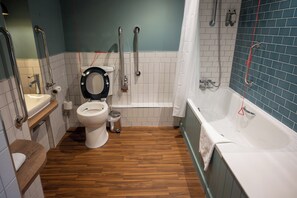 Accessible Double | Bathroom | Towels - The Green Man by Chef and Brewer Collection (Harlow)