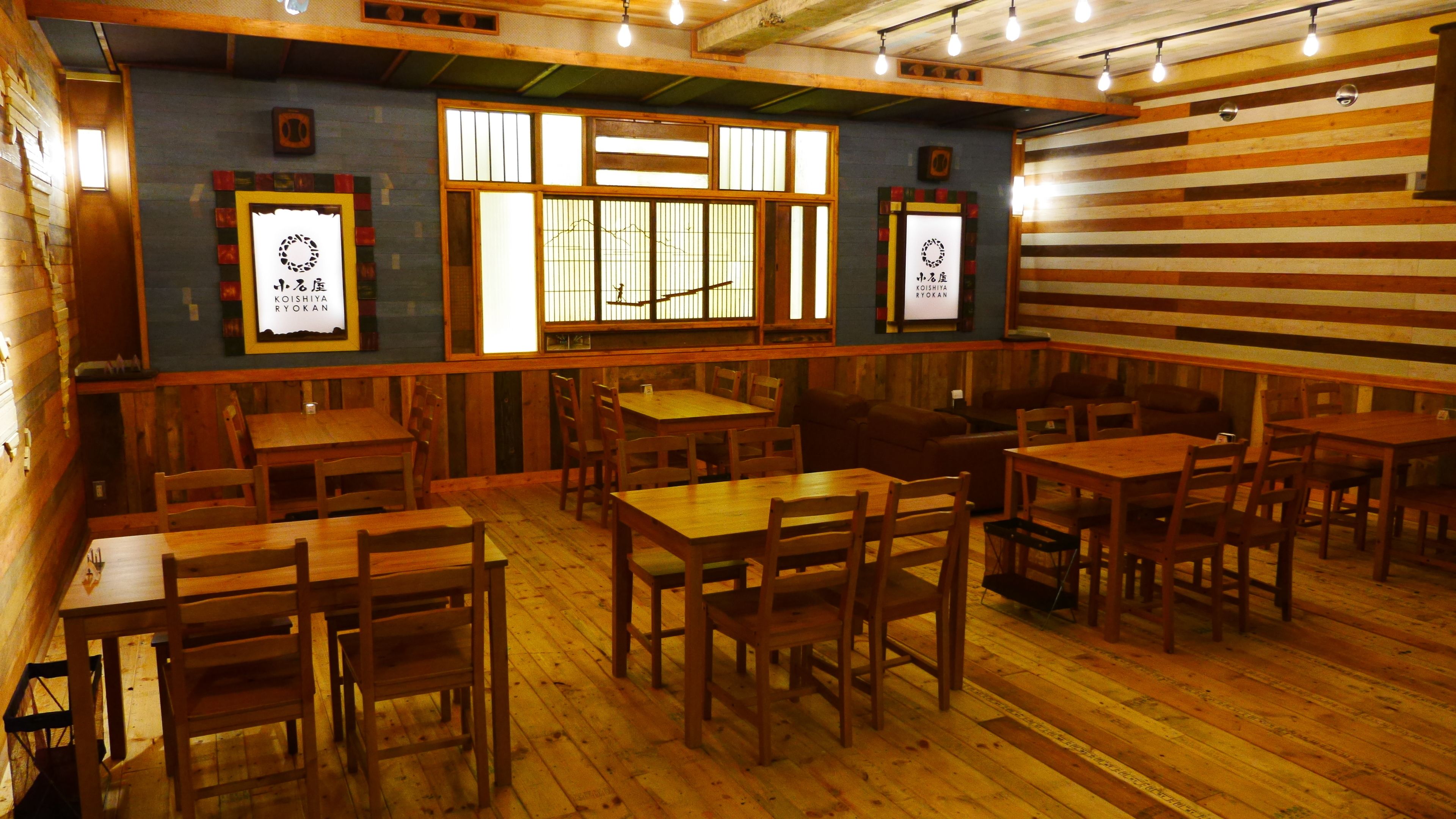L’intérieur d’un restaurant japonais traditionnel, avec des tables en bois et des tatamis.