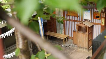 A traditional Japanese room with tatami flooring, a wooden bench, and a shoji screen.
