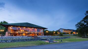 Daily buffet breakfast (THB 300 per person)