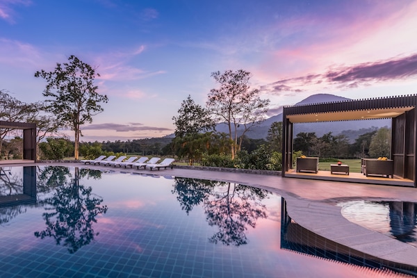 Una piscina al aire libre, cabañas de piscina gratuitas, sombrillas