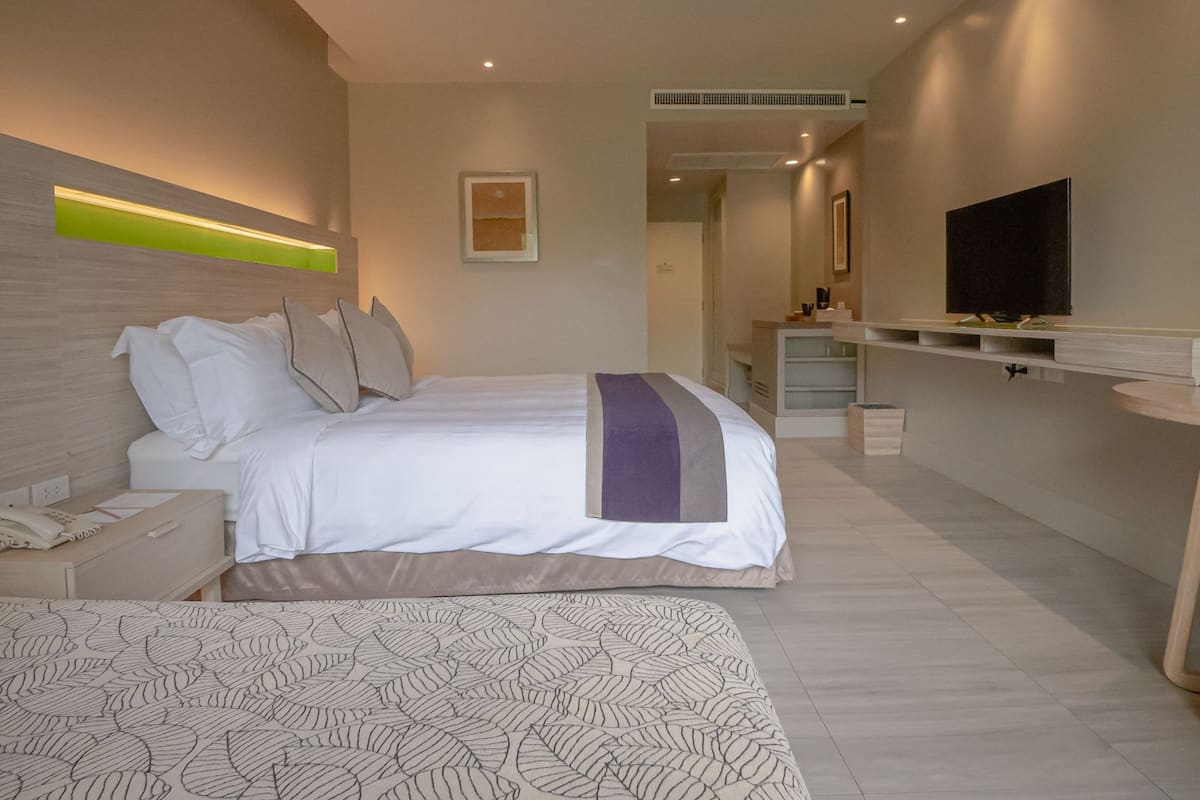 Deluxe kamer, 1 kingsize bed, uitzicht op bergen | Een minibar met enkele gratis items, een kluis op de kamer, een bureau
