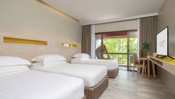 Triple Room | Mini-bar avec articles gratuits, coffres-forts dans les chambres, bureau