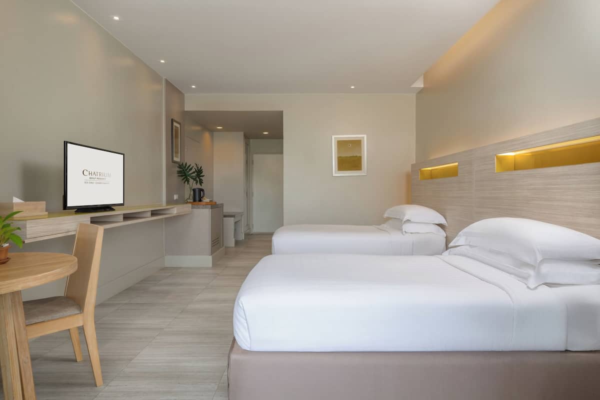 Minibar contenant certains articles gratuits, coffre-fort, bureau