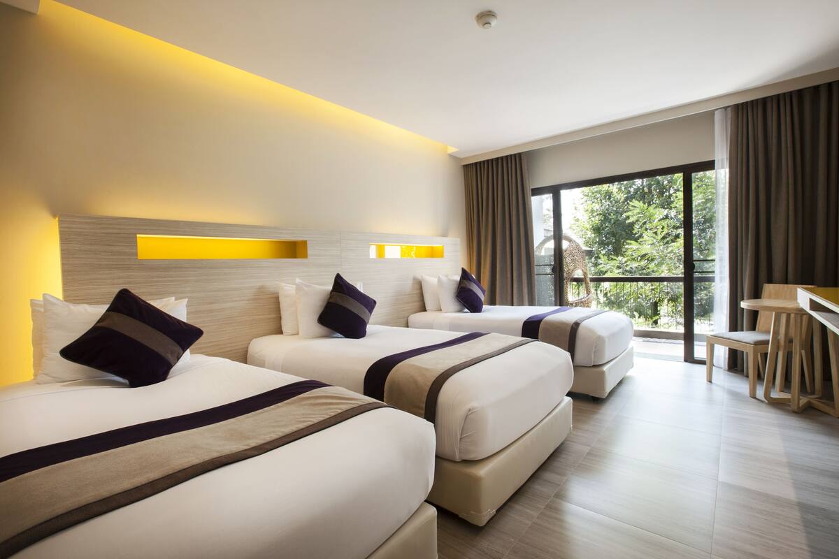 triple room | 1 bedroom, free minibar items, in-room safe, desk