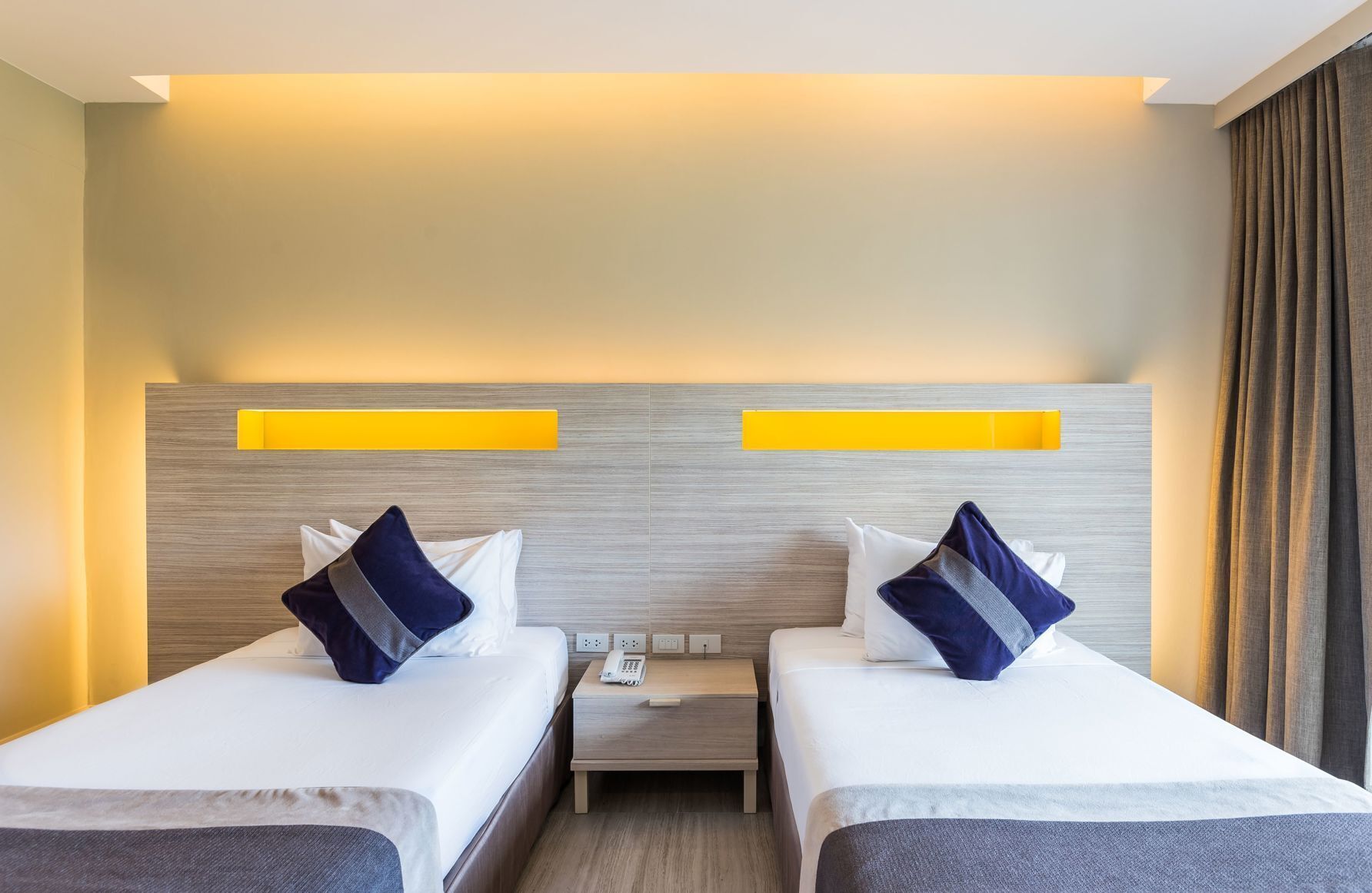 Artículos del minibar gratis y caja de seguridad en la habitación 