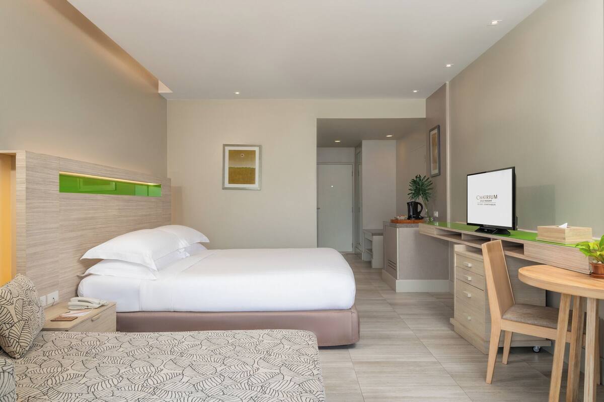 Minibar contenant certains articles gratuits, coffre-fort, bureau