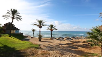 Deluxe bungalow, aan het strand | Uitzicht op strand/zee
