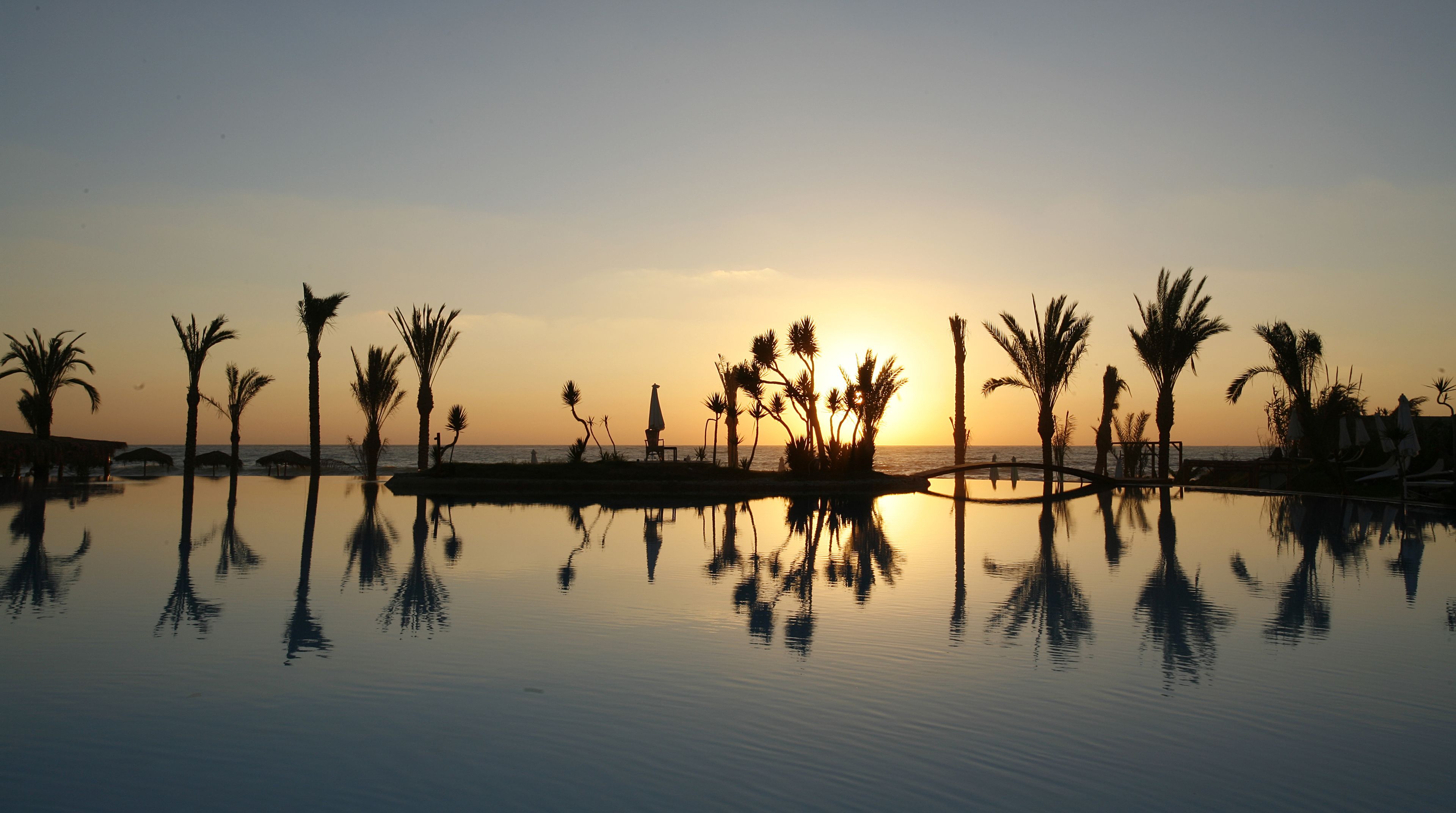 6 outdoor pools, an infinity pool