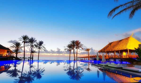 6 piscines extérieures, piscine à débordement