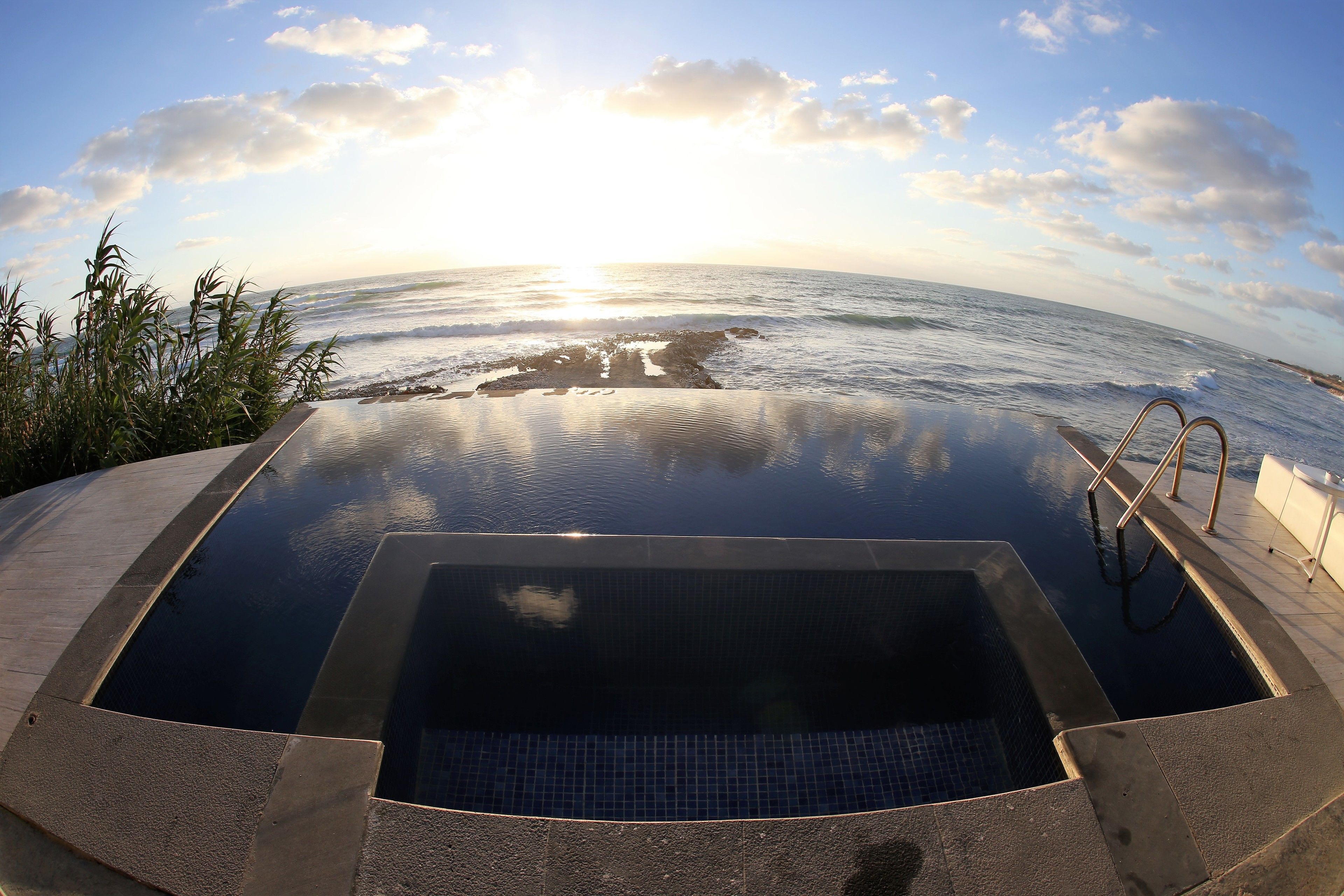 6 outdoor pools, an infinity pool