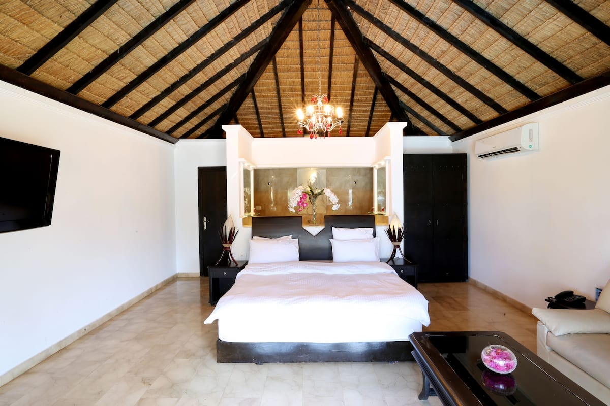 premium bedding, free cots/infant beds, rollaway beds