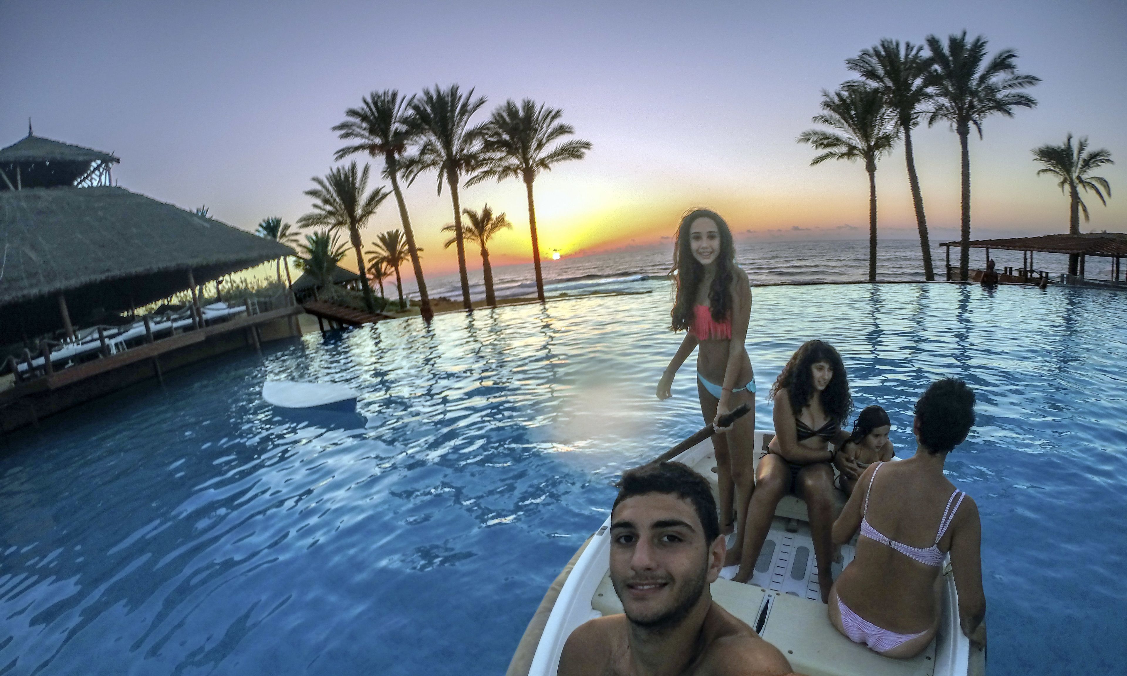 6 outdoor pools, an infinity pool