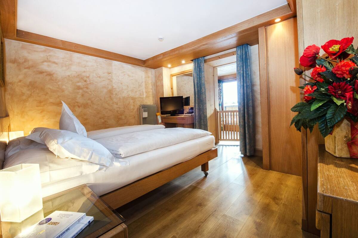 Junior Suite (Romantic) | Minibar, in-room safe, desk