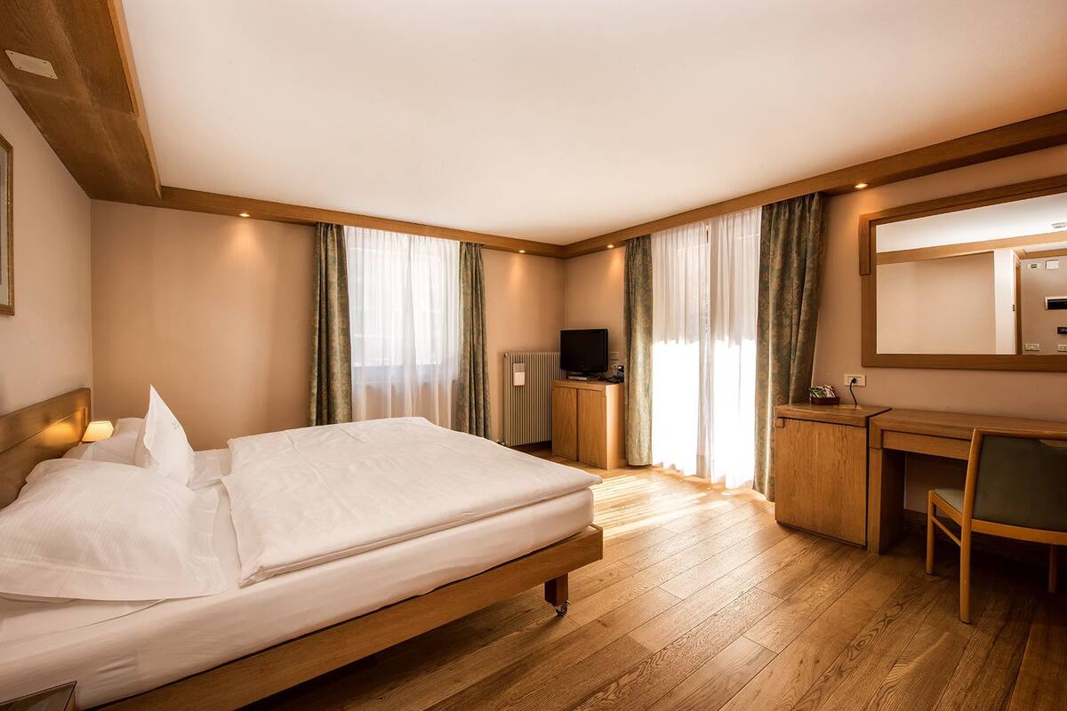 Caja de seguridad en la habitación y escritorio 