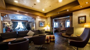 Lobby-lounge