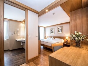 Minibar, in-room safe, desk - Sporthotel Sertorelli (Valtournenche)