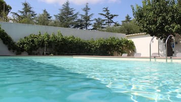 Piscine extérieure, chaises longues