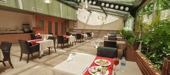 Nuzhet Hotel