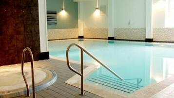 Alberca techada y alberca al aire libre