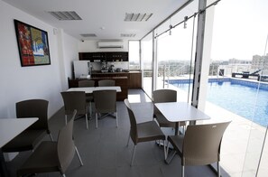 Outdoor pool, sun loungers - Rawda Hotel (Doha)