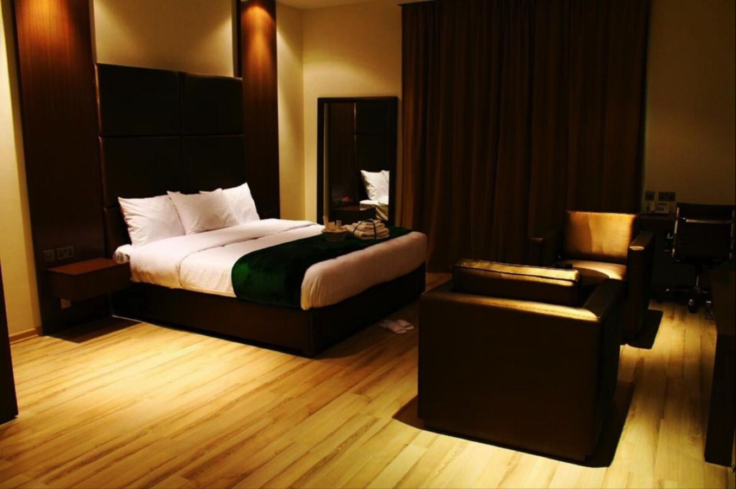 미니바, 객실 내 금고, 책상, 방음 설비