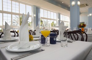 บริการอาหารเช้า อาหารกลางวัน อาหารเย็น, อาหารประจำภูมิภาค, วิวทะเล 