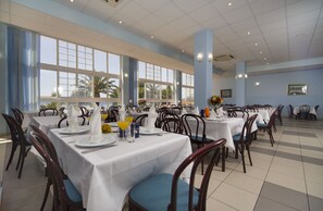 حيث تُقدم وجبات الإفطار، الغداء، الأطباق الإقليمية، إطلالات على المحيط