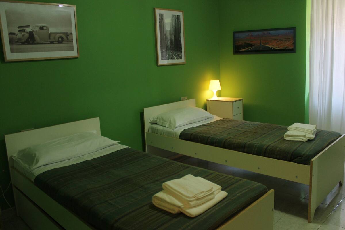 Bureau, lits bébé (gratuits), lits pliants/supplémentaires