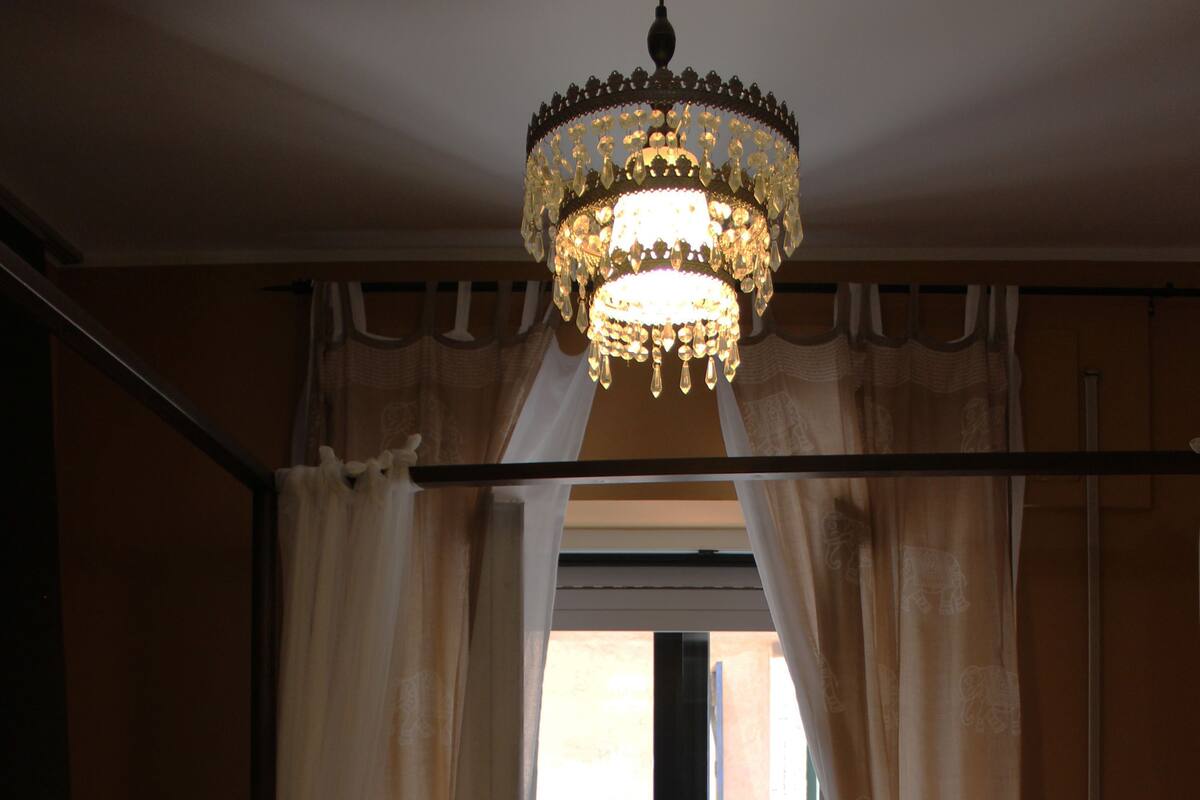 Bureau, lits bébé (gratuits), lits pliants/supplémentaires