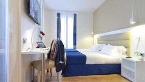 Premium bedding, down duvets, in-room safe, desk - Miau (Madrid)