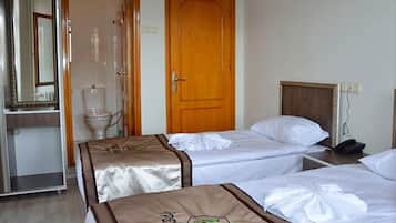1 habitación, tabla de planchar con plancha, wifi gratis y ropa de cama