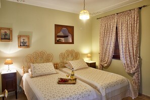 Habitación con 2 camas individuales | Cunas o camas infantiles (de pago), camas supletorias, wifi gratis