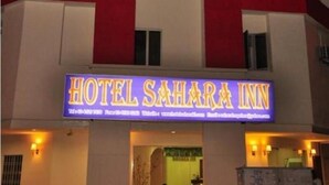 Ein Hotel namens "Hotel Sahara Inn" mit einer gut sichtbaren Beschilderung.