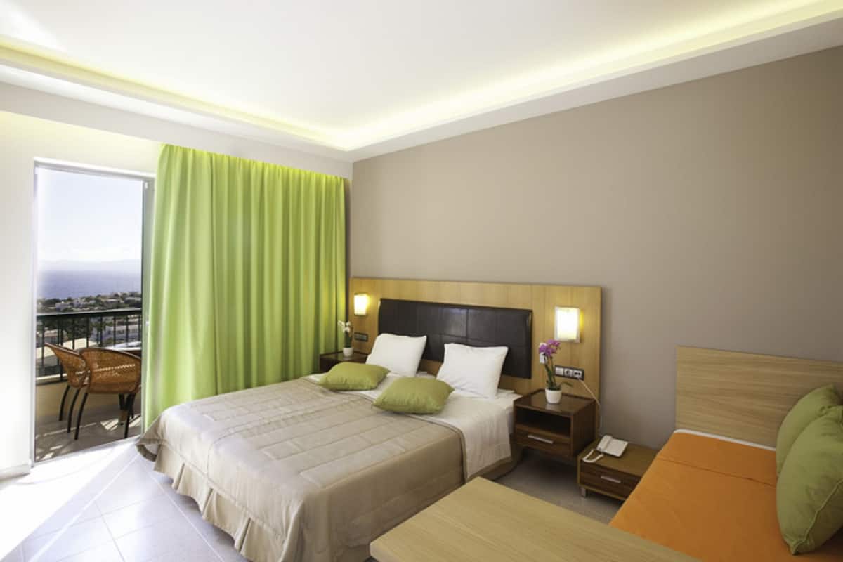 Blackout curtains, free WiFi, bed sheets