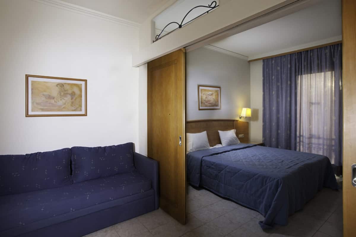 blackout curtains, free wifi, bed sheets