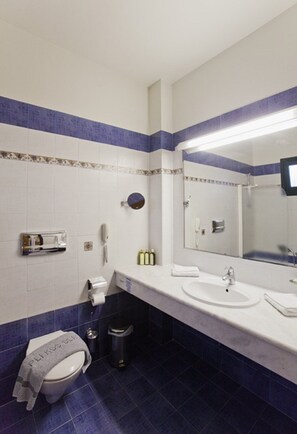 Sèche-cheveux, serviettes fournies